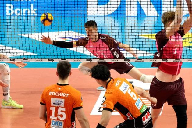 DEU, DVV, 1 VBL, BR Volleys vs Netzhoppers KW Bestensee, 23 03 2025, Max Schmeling Halle, Berlin, DEU, DVV, 1 VBL, BR Volleys vs Netzhoppers KW Bestensee, in the picture Moritz Reichert BR Volleys 15 , Nehemiah Mote BR Volleys 5 , Theo Timmermann Netzhoppers 11 Foto Juergen Engler nordphoto GmbH nordphotoxGmbHx xEngler nph00076