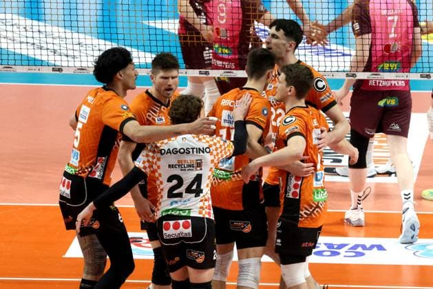 DEU, DVV, 1 VBL, BR Volleys vs Netzhoppers KW Bestensee, 23 03 2025, Max Schmeling Halle, Berlin, DEU, DVV, 1 VBL, BR Volleys vs Netzhoppers KW Bestensee, in the picture BR Volleys player circle Photo Juergen Engler nordphoto GmbH nordphotoxGmbHx xEngler nph00076