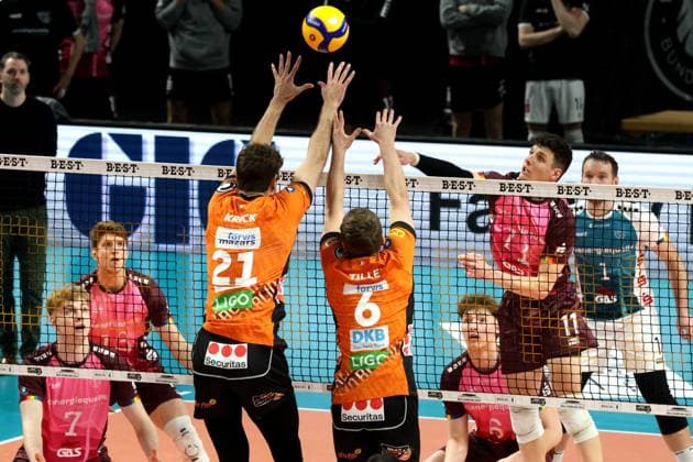 DEU, DVV, 1 VBL, BR Volleys vs Netzhoppers KW Bestensee, 23 03 2025, Max Schmeling Halle, Berlin, DEU, DVV, 1 VBL, BR Volleys vs Netzhoppers KW Bestensee, in the picture Tobias Krick BR Volleys 21 , Johannes Tille BR Volleys 6 , Theo Timmermann Netzhoppers 11 Photo Juergen Engler nordphoto GmbH nordphotoxGmbHx xEngler nph00076
