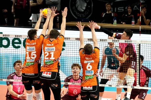 DEU, DVV, 1 VBL, BR Volleys vs Netzhoppers KW Bestensee, 23 03 2025, Max Schmeling Halle, Berlin, DEU, DVV, 1 VBL, BR Volleys vs Netzhoppers KW Bestensee, in the picture Moritz Reichert BR Volleys 15 , Tobias Krick BR Volleys 21 , Johannes Tille BR Volleys 6 , Theo Timmermann Netzhoppers 11 Photo Juergen Engler nordphoto GmbH nordphotoxGmbHx xEngler nph00076