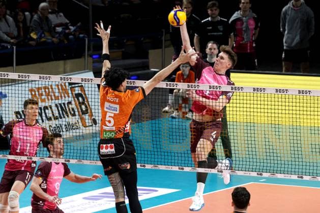 DEU, DVV, 1 VBL, BR Volleys vs Netzhoppers KW Bestensee, 23 03 2025, Max Schmeling Halle, Berlin, DEU, DVV, 1 VBL, BR Volleys vs Netzhoppers KW Bestensee, in the picture Nehemiah Mote BR Volleys 5 , ODIN GNILITZA Netzhoppers 4 Photo Juergen Engler nordphoto GmbH nordphotoxGmbHx xEngler nph00076