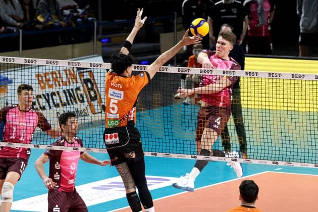 DEU, DVV, 1 VBL, BR Volleys vs Netzhoppers KW Bestensee, 23 03 2025, Max Schmeling Halle, Berlin, DEU, DVV, 1 VBL, BR Volleys vs Netzhoppers KW Bestensee, in the picture Nehemiah Mote BR Volleys 5 , ODIN GNILITZA Netzhoppers 4 Photo Juergen Engler nordphoto GmbH nordphotoxGmbHx xEngler nph00076