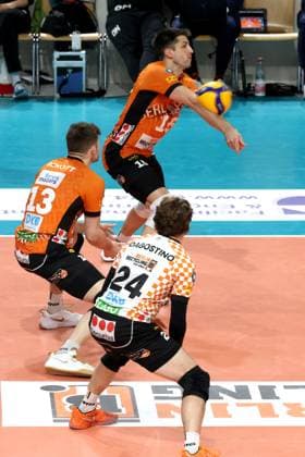 DEU, DVV, 1 VBL, BR Volleys vs Netzhoppers KW Bestensee, 23 03 2025, Max Schmeling Halle, Berlin, DEU, DVV, 1 VBL, BR Volleys vs Netzhoppers KW Bestensee, in the picture ball reception by Moritz Reichert BR Volleys 15 , Ruben Schott BR Volleys 13 , Kyle Dagostino BR Volleys 24 Photo Juergen Engler nordphoto GmbH nordphotoxGmbHx xEngler nph00076