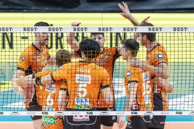 23 03 2025, Berlin, Volleyball 1 Bundesliga, Men, Playoffs, Quarterfinals, 1 Matchday, BR Volleys Energiequelle Netzhoppers KW, Max Schmeling Halle Players of the Berlin Volleys cheer BR Volleys Netzhoppers KW