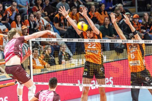 23 03 2025, Berlin, Volleyball 1 Bundesliga, Men, Playoffs, Quarterfinals, Matchday 1, BR Volleys Energiequelle Netzhoppers KW, Max Schmeling Halle Lovis Homberg l r from Netzhoppers KW plays the ball against the block from Berlins Jake Hanes and Nehemiah Mote BR Volleys Netzhoppers KW