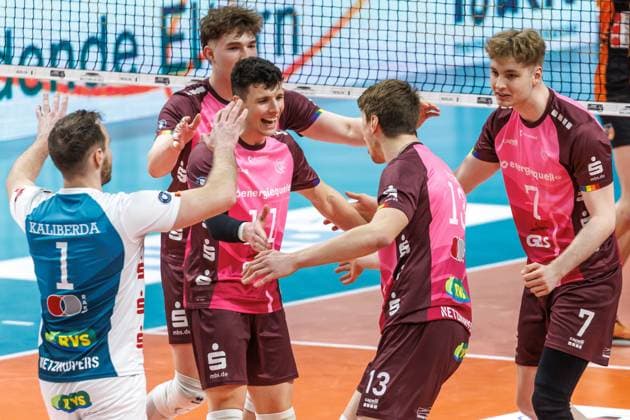 23 03 2025, Berlin, Volleyball 1 Bundesliga, Men, Playoffs, Quarterfinals, Matchday 1, BR Volleys Energiequelle Netzhoppers KW, Max Schmeling Halle Netzhoppers KW players cheer BR Volleys Netzhoppers KW