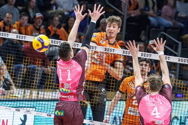 23 03 2025, Berlin, Volleyball 1 Bundesliga, Men, Playoffs, Quarterfinals, Matchday 1, BR Volleys Energiequelle Netzhoppers KW, Max Schmeling Halle Berlins Tobias Krick M plays the ball against the block from Theo Timmermann l and Odin Gnilitza from Netzhoppers KW BR Volleys Netzhoppers KW