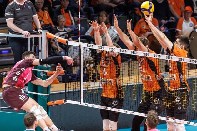 23 03 2025, Berlin, Volleyball 1 Bundesliga, Men, Playoffs, Quarterfinals, Matchday 1, BR Volleys Energiequelle Netzhoppers KW, Max Schmeling Halle Theo Timmermann l r of Netzhoppers KW plays the ball against Berlins block of Johannes Tille, Tobias Krick and Moritz Reichert BR Volleys Netzhoppers KW