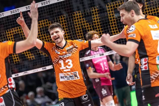 23 03 2025, Berlin, Volleyball 1 Bundesliga, Men, Playoffs, Quarterfinals, Matchday 1, BR Volleys Energiequelle Netzhoppers KW, Max Schmeling Halle Ruben Schott of Berlin Volleys cheers after winning a point BR Volleys Netzhoppers KW