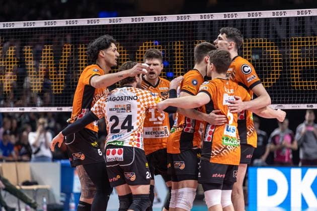 23 03 2025, Berlin, Volleyball 1 Bundesliga, Men, Playoffs, Quarterfinals, Matchday 1, BR Volleys Energiequelle Netzhoppers KW, Max Schmeling Halle Berlin Volleys players cheer after winning a point BR Volleys Netzhoppers KW