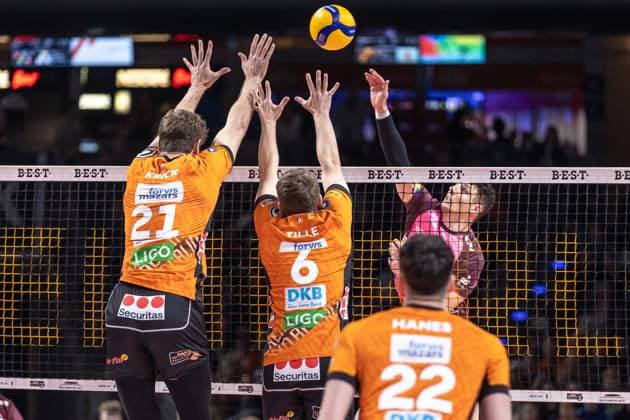 23 03 2025, Berlin, Volleyball 1 Bundesliga, Men, Playoffs, Quarterfinals, Matchday 1, BR Volleys Energiequelle Netzhoppers KW, Max Schmeling Halle Theo Timmermann r l of Netzhoppers KW plays the ball against Berlins block of Johannes Tille and Tobias Krick BR Volleys Netzhoppers KW