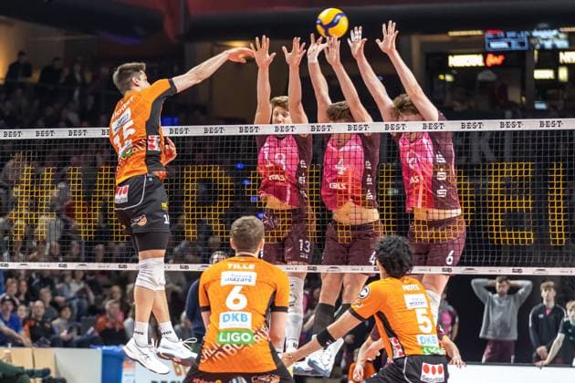 23 03 2025, Berlin, Volleyball 1 Bundesliga, Men, Playoffs, Quarterfinals, Matchday 1, BR Volleys Energiequelle Netzhoppers KW, Max Schmeling Halle Berlins Moritz Reichert l r plays the ball against the block of Charlie Peters, Odin Gnilitza and Lovis Homberg from Netzhoppers KW BR Volleys Netzhoppers KW