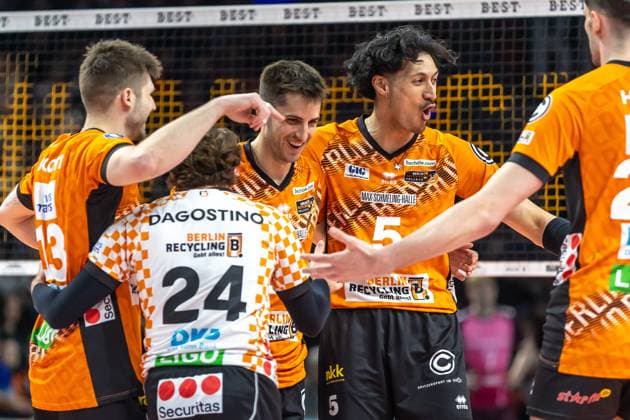 23 03 2025, Berlin, Volleyball 1 Bundesliga, Men, Playoffs, Quarterfinals, Matchday 1, BR Volleys Energiequelle Netzhoppers KW, Max Schmeling Halle Berlin Volleys players cheer after winning a point BR Volleys Netzhoppers KW