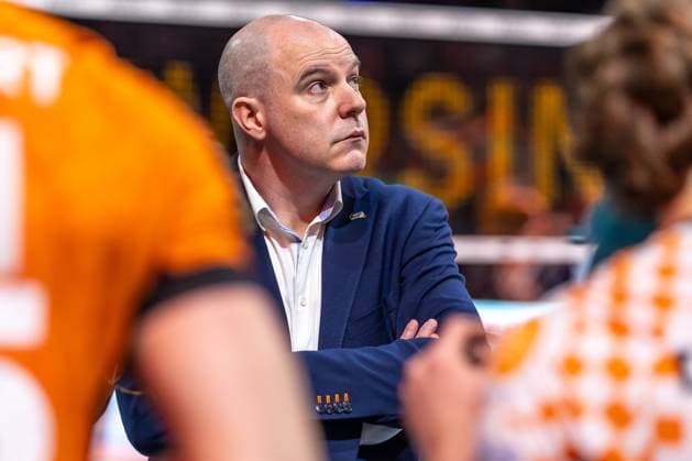 23 03 2025, Berlin, Volleyball 1 Bundesliga, Men, Playoffs, Quarterfinals, Matchday 1, BR Volleys Energiequelle Netzhoppers KW, Max Schmeling Halle Coach Joel Banks of Berlin Volleys looks up BR Volleys Netzhoppers KW