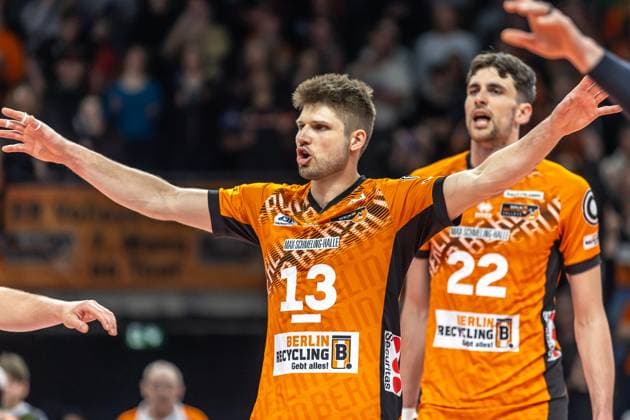 23 03 2025, Berlin, Volleyball 1 Bundesliga, Men, Playoffs, Quarterfinals, Matchday 1, BR Volleys Energiequelle Netzhoppers KW, Max Schmeling Halle Ruben Schott of Berlin Volleys cheers after winning a point BR Volleys Netzhoppers KW