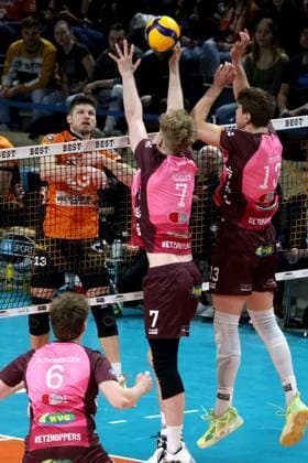 DEU, DVV, 1 VBL, BR Volleys vs Netzhoppers KW Bestensee, 23 03 2025, Max Schmeling Halle, Berlin, DEU, DVV, 1 VBL, BR Volleys vs Netzhoppers KW Bestensee, in the picture Ruben Schott BR Volleys 13 , CARL MOELLER Netzhoppers 7 , Charlie Peters Netzhoppers 13 Photo Juergen Engler nordphoto GmbH nordphotoxGmbHx xEngler nph00076