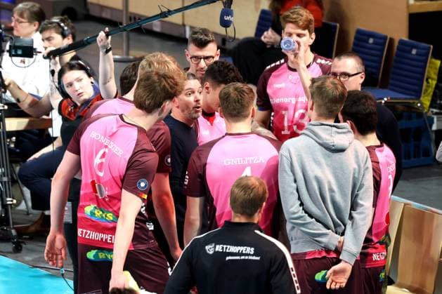 DEU, DVV, 1 VBL, BR Volleys vs Netzhoppers KW Bestensee, 23 03 2025, Max Schmeling Halle, Berlin, DEU, DVV, 1 VBL, BR Volleys vs Netzhoppers KW Bestensee, in the picture coach LIAM SKETCHER Netzhoppers , Netzhoppers player circle Photo Juergen Engler nordphoto GmbH nordphotoxGmbHx xEngler nph00076