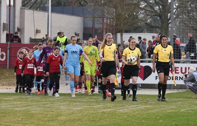 23 03 2025 Soccer season 2024 2025 2 Women Soccer Bundesliga 19 Matchday 1 FC Nürnberg FCN Club Clubfrauen VfL Bochum Sportfoto Zink DaMa xdaxmax Teams Teams run onto the pitch