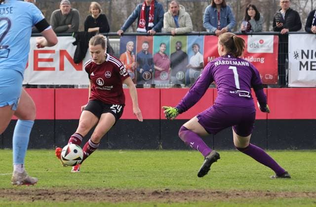 23 03 2025 Soccer season 2024 2025 2 Women Soccer Bundesliga 19 Matchday 1 FC Nürnberg FCN Club Clubfrauen VfL Bochum Sportfoto Zink DaMa xdaxmax Nastassja Lein 24, 1 FC Nürnberg FCN with shot on goal gg Kari Närdemann Naerdemann 1, VfL Bochum