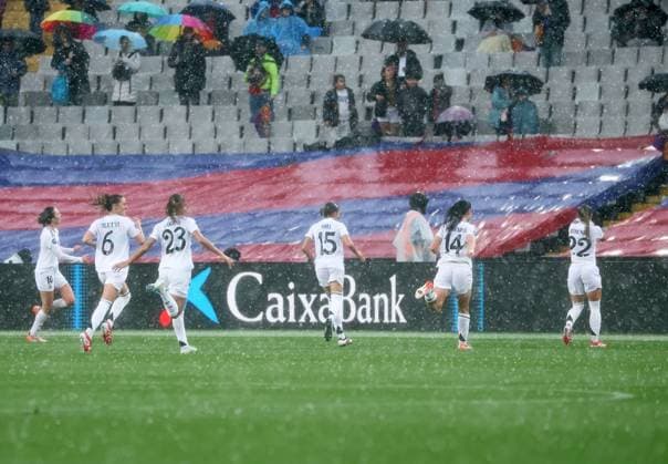 Fußball, Frauen, FC Barcelona - Real Madrid FC Barcelona, Barca v Real Madrid CF - Liga F Real Madrid players celebrate a goal during the match between FC Barcelona Women and Real Madrid CF Women, corresponding to week 23 of the Liga F, at the Johan Cruyff Stadium in Barcelona, Spain, on March 23, 2025. Barcelona Spain  Copyright: xUrbanandsportx originalFilename:urbanandsport-fcbarcel250323_npOWI.jpg