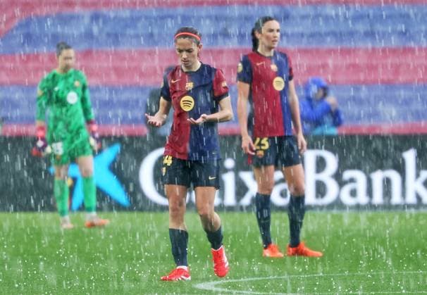 Fußball, Frauen, FC Barcelona - Real Madrid FC Barcelona, Barca v Real Madrid CF - Liga F Aitana Bonmati plays while hail falls during the match between FC Barcelona Women and Real Madrid CF Women, corresponding to week 23 of the Liga F, at the Johan Cruyff Stadium in Barcelona, Spain, on March 23, 2025. Barcelona Spain  Copyright: xUrbanandsportx originalFilename:urbanandsport-fcbarcel250323_npR9l.jpg