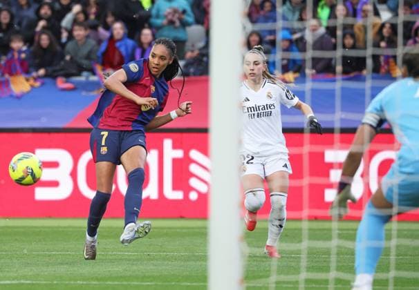 Fußball, Frauen, FC Barcelona - Real Madrid FC Barcelona, Barca v Real Madrid CF - Liga F Salma Paralluelo plays during the match between FC Barcelona Women and Real Madrid CF Women, corresponding to week 23 of the Liga F, at the Johan Cruyff Stadium in Barcelona, Spain, on March 23, 2025. Barcelona Spain  Copyright: xUrbanandsportx originalFilename:urbanandsport-fcbarcel250323_npqEx.jpg