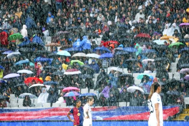 Fußball, Frauen, FC Barcelona - Real Madrid FC Barcelona, Barca v Real Madrid CF - Liga F A rainstorm and hail occur during the match between FC Barcelona Women and Real Madrid CF Women, corresponding to week 23 of the Liga F, at the Olympic Stadium Lluis Companys in Barcelona, Spain, on March 23, 2025. Barcelona Spain  Copyright: xUrbanandsportx originalFilename:urbanandsport-fcbarcel250323_nptMs.jpg