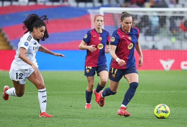 Fußball, Frauen, FC Barcelona - Real Madrid FC Barcelona, Barca v Real Madrid CF - Liga F Ewa Pajor and Yasmim Ribeiro play during the match between FC Barcelona Women and Real Madrid CF Women, corresponding to week 23 of the Liga F, at the Johan Cruyff Stadium in Barcelona, Spain, on March 23, 2025. Barcelona Spain  Copyright: xUrbanandsportx originalFilename:urbanandsport-fcbarcel250323_npTTe.jpg