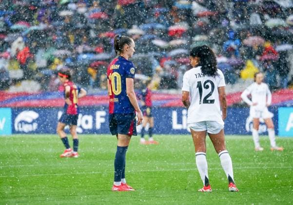 Fußball, Frauen, FC Barcelona - Real Madrid FC Barcelona, Barca v Real Madrid CF - Liga F A rainstorm and hail occur during the match between FC Barcelona Women and Real Madrid CF Women, corresponding to week 23 of the Liga F, at the Olympic Stadium Lluis Companys in Barcelona, Spain, on March 23, 2025. Barcelona Spain  Copyright: xUrbanandsportx originalFilename:urbanandsport-fcbarcel250323_npYIz.jpg
