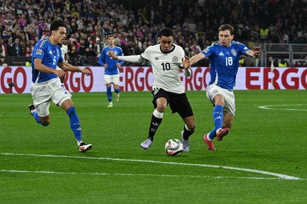 23 03 2025, xsltx, Football UEFA Nations League, Germany Italy v l Samuele Ricci Italy Jamal Musiala German National Football Team DFB Nicolo Barella Italy duel, action, action, battle for the ball DFL DFB REGULATIONS PROHIBIT ANY USE OF PHOTOGRAPHS as IMAGE SEQUENCES and or QUASI VIDEO Dortmund