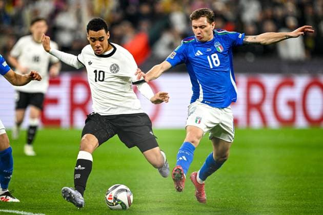 Jamal Musiala Germany, 10 in duel with Nicolo Barella Italy 18 , GER, Germany GER vs Italy ITA , Soccer, UEFA Nations League Quarterfinal Round 2, 23 03 2025 GER, Germany GER vs Italy ITA , Soccer Laenderspiel, UEFA Nations League Quarterfinal Round2, 2024 2025, 23 03 2025 Dortmund Copyright: xEibner-Pressefoto FlorianxWieganx EP_FWD