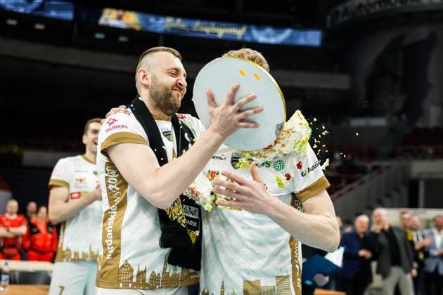 Bilder des Jahres 2025, Sport 03 März Sport Themen der Woche KW12 Sport Bilder des Tages GDANSK 23.03.2025 SIATKWKA PLUSLIGA MECZ Trefl Gdansk - Indykpol AZS Olsztyn - - - VOLLEYBALL POLISH PLUS LIGA LEAGUE MATCH GAME Trefl Gdansk - Indykpol AZS Olsztyn - - - NZ Janusz Galazka , Jakub Jarosz , tort ciasto FOT. WOJCIECH FIGURSKI 058SPORT.PL NEWSPIX.PL --- newspix.pl 