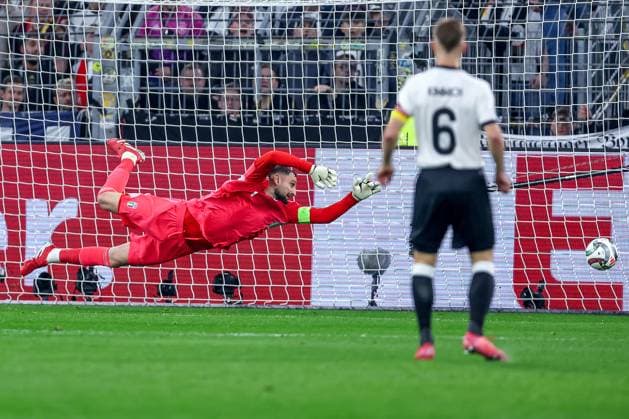23 03 2025, Football, Quarter-final UEFA Nations League, Germany Italy, Signal Iduna Park, Season 2024 2025 Goalkeeper Gianluigi Donnarumma ITA 1 must stretch DFB regulations prohibit any use of photographs as image sequences and or quasi video North Rhine-Westphalia Germany