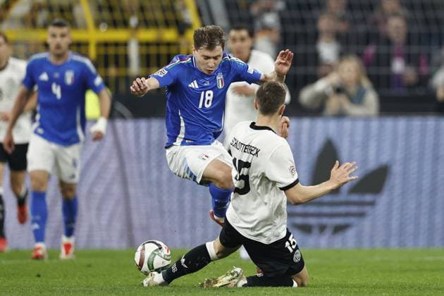 DORTMUND - (l-r) NicoloÂ² Barella of Italy, Nico Schlotterbeck of Germany during the UEFA Nations League quarterfinal match between Germany and Italy at the BVB Stadion Dortmund on March 23, 2025 in Dortmund, Germany. ANP Hollandse Hoogte MAURICE VAN STEEN UEFA Nations League Quarterfinal Leg Two 2025 xVIxANPxSportx xMauricexvanxSteenxIVx 522967467 originalFilename: 522967467.jpg