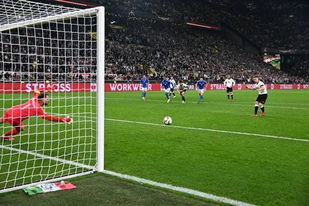 23 03 2025, xsltx, Football UEFA Nations League, Germany Italy v l Joshua Kimmich Deutsche Fussball Nationalmannschaft DFB Torschuetze, erzielt das Tor, Treffer, scores the goal 1 0 Gianluigi Donnaruma Italy Elfmeter DFL DFB REGULATIONS PROHIBIT ANY USE OF PHOTOGRAPHS as IMAGE SEQUENCES and or QUASI VIDEO Dortmund