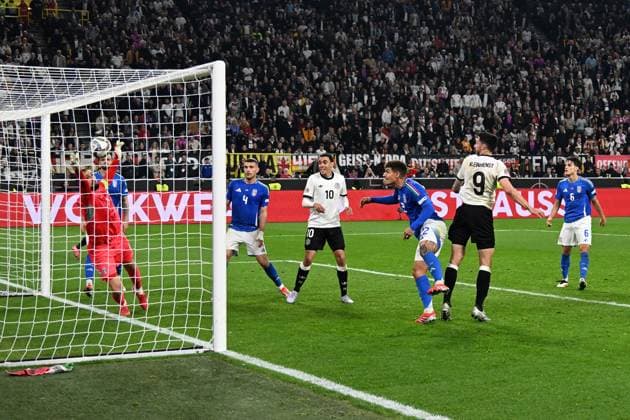 23 03 2025, xsltx, Football UEFA Nations League, Germany Italy v l Tim Kleindienst Deutsche Fussball Nationalmannschaft DFB Torschuetze, erzielt das Tor, Treffer, scores the goal 3 0 Gianluigi Donnaruma Italy DFL DFB REGULATIONS PROHIBIT ANY USE OF PHOTOGRAPHS as IMAGE SEQUENCES and or QUASI VIDEO Dortmund