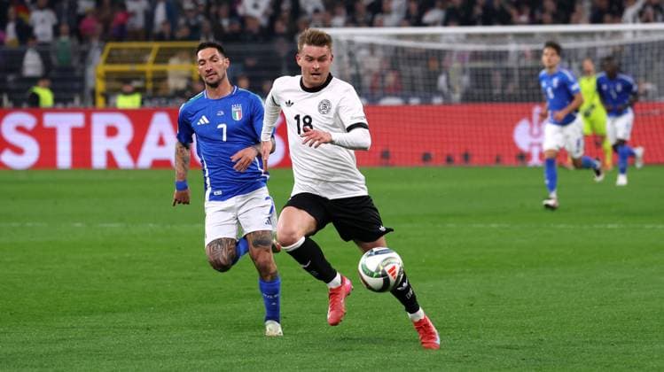 Dortmund, international soccer match Germany vs. Italy, f l Matteo Politano ITA , Maximilian Mittelstädt GER In accordance with the regulations of the DFL German Football League, it is prohibited to use or have used photographs taken in the stadium and or of the match in the form of sequential images and or video-like photo series