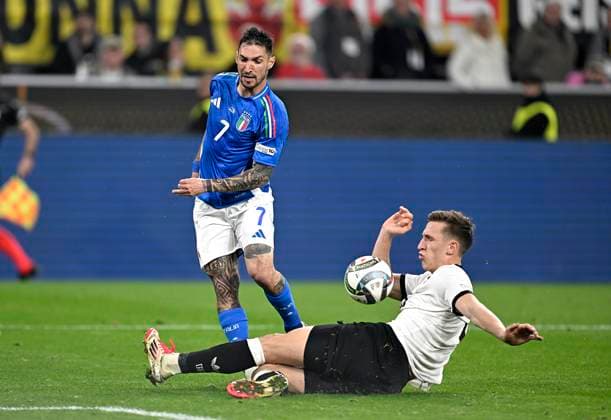 23 03 2025, Football UEFA Nations League 2024 25, Quarter-final, Germany Italy, in Dortmund, Signal Iduna Stadion, L R Matteo Politano Italy v Nico Schlotterbeck Germany