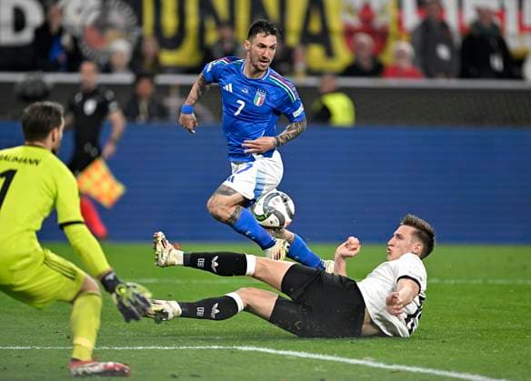 23 03 2025, Football UEFA Nations League 2024 25, Quarter-final, Germany Italy, in Dortmund, Signal Iduna Stadion, L R Matteo Politano Italy v Nico Schlotterbeck Germany