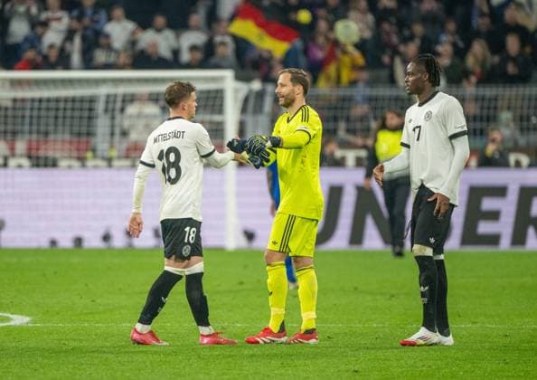 Soccer, men, 2024 25 season, UEFA Nations League quarter-final second leg in Dortmund, Germany Italy, f l Maximilian Mittelstädt Germany , goalkeeper Oliver Baumann Germany , Yann Aurel Bisseck Germany , cheering after the final whistle, 23 03 2025, Copyright: xMatthiasxKochx