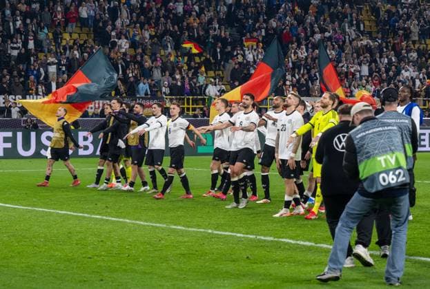 Soccer, men, 2024 25 season, UEFA Nations League quarter-final second leg in Dortmund, Germany Italy, Germany cheers with fans after the final whistle, 23 03 2025, Copyright: xMatthiasxKochx