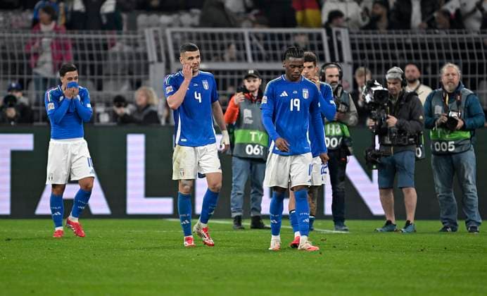 23 03 2025, Football UEFA Nations League 2024 25, quarter-final, Germany Italy, in Dortmund, Signal Iduna Stadion, disappointed the Italian players leave the pitch, L R Giacomo Raspadori Italy , Alessandro Buongiorno Italy and Destiny Udogie Italy