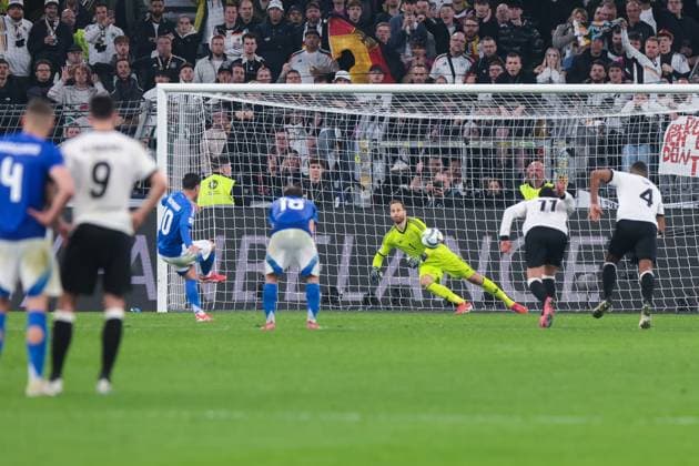 22 03 2025, UEFA Nations League, quarter-final, second leg, Germany Italy, Giacomo Raspadori Italy scores to make it 3 3 against goalkeeper Oliver Baumann Germany from the penalty spot, Dortmund Signal Iduna Park NRW Germany xRHR PHOTO DEx Copyright: DennisxEwert RHR-FOTOx RHR-FOTO DE