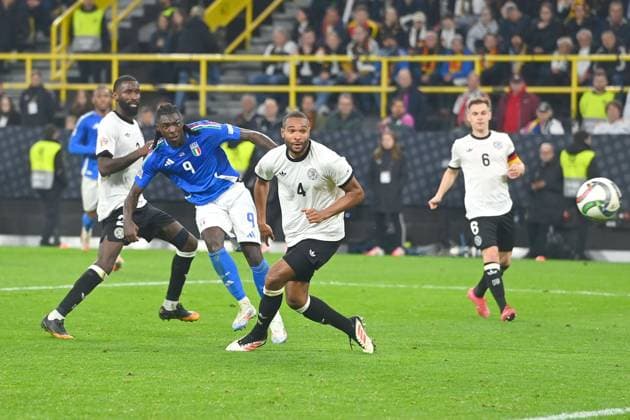 Goal Moise KEAN ITA ,Action,Goal kick for 3 2 against Jonathan Tah GER , li Antonio Ruediger GER Soccer Nations League Quarter Final Germany GER Italy ITA 3 3 on 23 03 2025, Signal Iduna Park