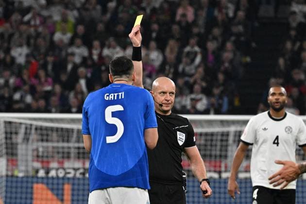 23 03 2025, xsltx, Football UEFA Nations League, Germany Italy v l ee Szymon Marciniak Poland shows Riccardo Calafiori Italy the yellow card DFL DFB REGULATIONS PROHIBIT ANY USE OF PHOTOGRAPHS as IMAGE SEQUENCES and or QUASI VIDEO Dortmund