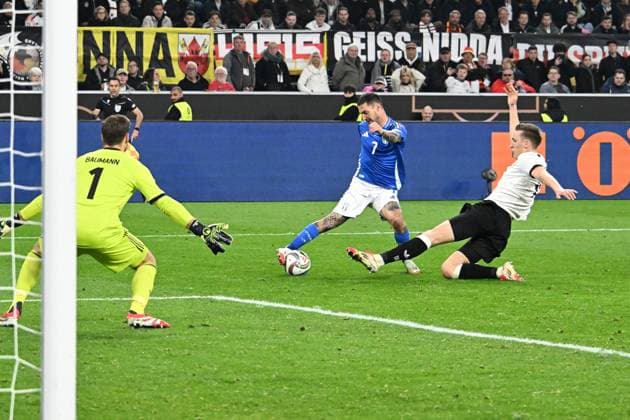 23 03 2025, xsltx, Football UEFA Nations League, Germany Italy v l Oliver Baumann German National Football Team DFB Matteo Politano Italy Nico Schlotterbeck German National Football Team DFB Zweikampf, Aktion, action, battle for the ball DFL DFB REGULATIONS PROHIBIT ANY USE OF PHOTOGRAPHS as IMAGE SEQUENCES and or QUASI VIDEO Dortmund
