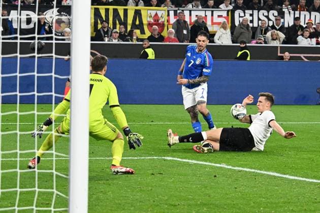 23 03 2025, xsltx, Football UEFA Nations League, Germany Italy v l Oliver Baumann German National Football Team DFB Matteo Politano Italy Nico Schlotterbeck German National Football Team DFB Zweikampf, Aktion, action, battle for the ball DFL DFB REGULATIONS PROHIBIT ANY USE OF PHOTOGRAPHS as IMAGE SEQUENCES and or QUASI VIDEO Dortmund