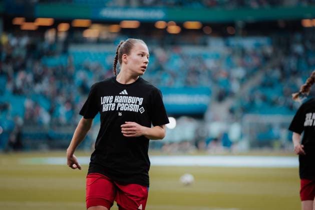 23.03.25, Frauen, Fussball, DFB Pokal, Halbfinale, Saison 2024 2025, Hamburger SV - Werder Bremen Christin Meyer 16 vom HSV beim Aufwärmen mit Love Hamburg, Hate Racism? Shirt *** 23 03 25, Women, Football, DFB Cup, Semi-final, Season 2024 2025, Hamburger SV Werder Bremen Christin Meyer 16 from HSV warming up with Love Hamburg, Hate Racism Shirt