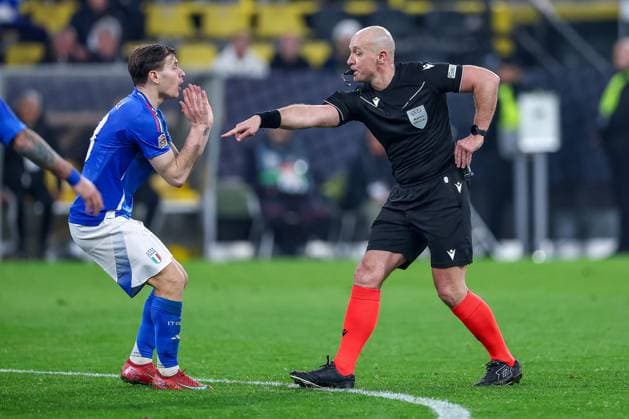 23 03 2025, Football, Quarter-final UEFA Nations League, Germany Italy, Signal Iduna Park, Season 2024 2025 Szymon Marciniak Referee gesticulating next to Nicolo Barella ITA 18 DFB regulations prohibit any use of photographs as image sequences and or quasi video Nordrhein Westfalen Germany