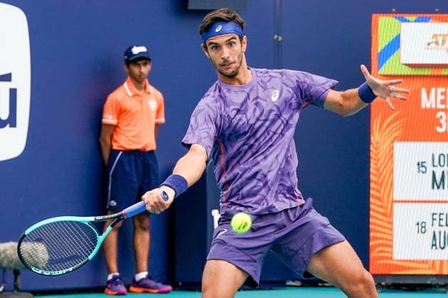 March 23, 2025, Miami, Florida, USA: Lorenzo Musetti (ITA) returns a shot to Felix Auger-Aliassime (not pictured) during the men s singles third round match at the 2025 Miami Open presented by Itau at Hard Rock Stadium. Miami USA - ZUMAw109 20250323_fap_w109_005 Copyright: xDebbyxWongx